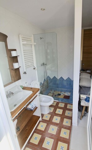 Bañera, papel higiénico