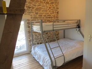 2 chambres, fer et planche à repasser, lit parapluie, Wi-Fi gratuit