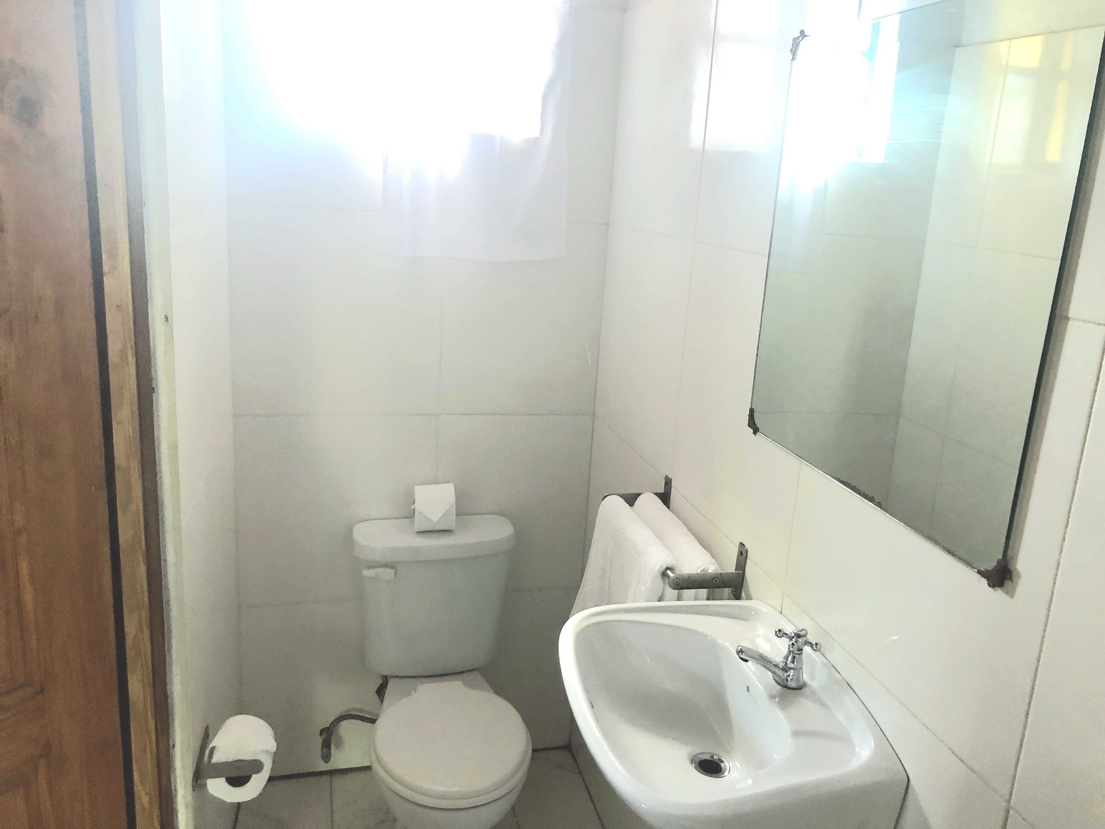 Douche, serviettes fournies, savon, papier toilette