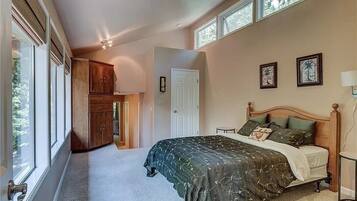 6 bedrooms, desk, iron/ironing board, free WiFi