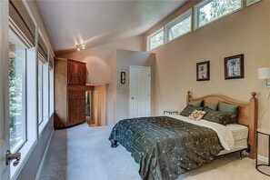 6 bedrooms, desk, iron/ironing board, free WiFi