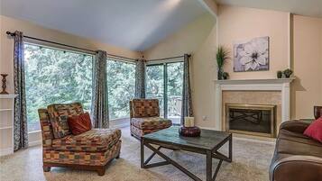 TV connectée, cheminée, écrans d'ordinateur