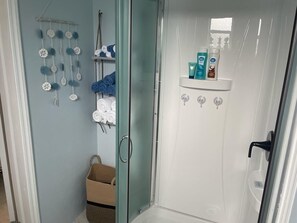 Regadera, toallas, jabón, shampoo 