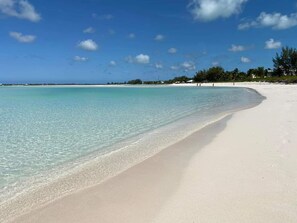 Una playa cerca, sillas reclinables de playa, toallas de playa