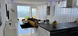 Leilighet – deluxe | Oppholdsområde | En 190-centimeters smart-TV med digitale kanaler