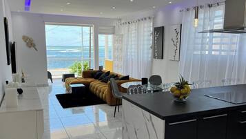 Apartemen Desain, 1 kamar tidur, pemandangan samudra | Dapur pribadi | Microwave, kompor, dan peralatan masak/sendok-piring