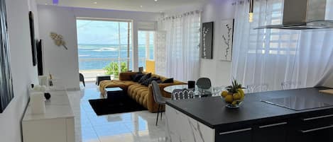 Design-lejlighed - 1 soveværelse - havudsigt | Privat køkken | Mikrobølgeovn, kogeplade, køkkentøj/tallerkener/redskaber