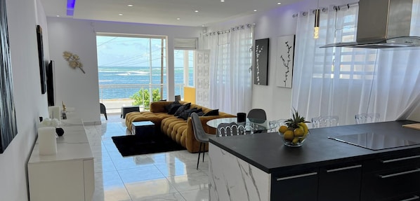 時尚公寓, 1 間臥室, 海景 | 私人廚房 | 微波爐、爐具、廚房用具/餐具/器皿、提供環保清潔產品