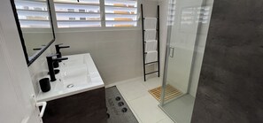 Deluxe-huoneisto | Kylpyhuone | Suihku, hierova suihkupää, hiustenkuivaaja, pyyhkeet