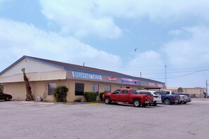 Front of property - Champions Inn Del Rio TX Near US 90 (Del Rio)