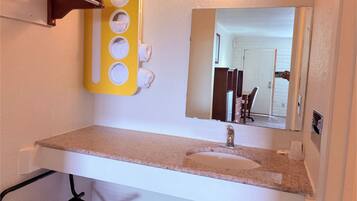 Habitación, 2 camas de matrimonio, no fumadores | Baño | Jabón, champú y papel higiénico
