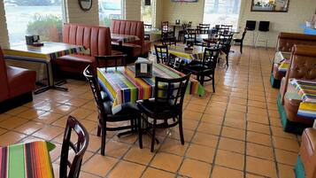 Sarapan, makan tengah hari dan makan malam dihidangkan