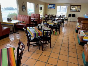 Breakfast, lunch and dinner served - Champions Inn (Del Rio)