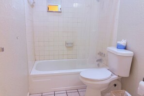 Camera, 1 letto queen, non fumatori | Bagno | Sapone, shampoo, carta igienica