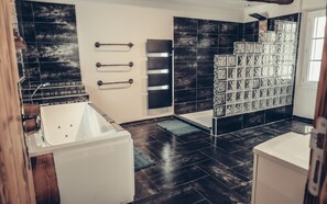 Douche, baignoire Ă jets, serviettes fournies