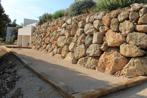 المنطقة المحيطة بالمنشأة