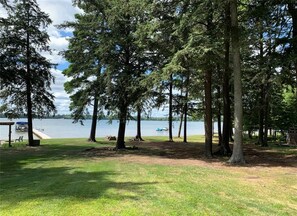Un parque junto al lago con mesas de picnic y un muelle.