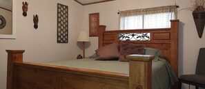 3 makuuhuonetta, vauvan matkasänky, vuodevaatteet