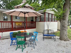 Outdoor dining - Johnnie Sue’s in Wheatland. 3 bed, 2 bath home, plenty of parking, sleeps 10. (Wheatland)
