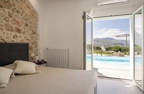 4 bedrooms, desk, iron/ironing board, free WiFi