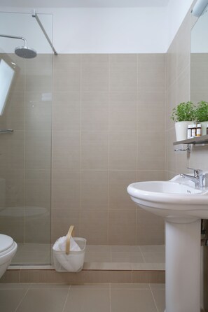Douche, sèche-cheveux, serviettes fournies, savon