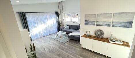 Smart TV, books, stereo