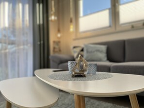 Smart-tv, böcker och en stereo