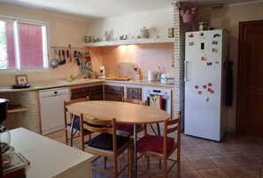 Kjøleskap, mikrobølgeovn, ovn og kokeplater