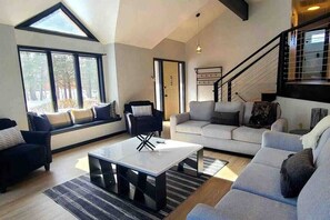 Télévision, cheminée, console de jeux vidéo, table de tennis de table