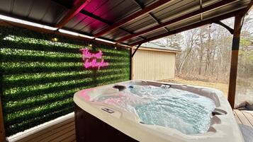 Bañera de hidromasaje cubierta