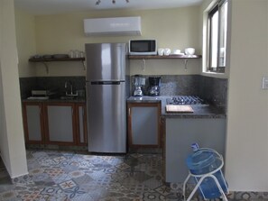 Refrigerador, microondas, parrilla de estufa y cafetera y tetera 