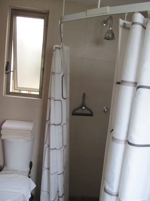 Douche, sĂšche-cheveux, serviettes fournies, savon