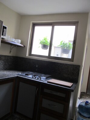 Refrigerador, microondas, parrilla de estufa y cafetera y tetera 