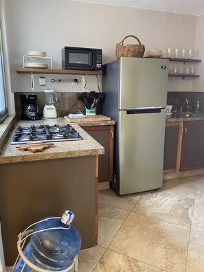 Refrigerador, microondas, parrilla de estufa y cafetera y tetera