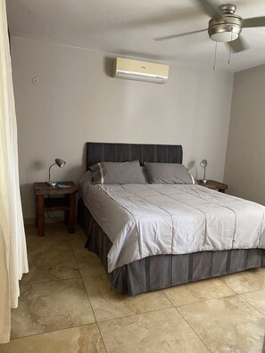 1 slaapkamer, een strijkplank/strijkijzer, gratis wifi, beddengoed