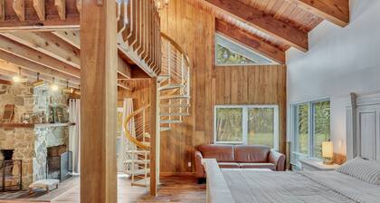 Hidden Getaway Pool Home on 1.5 acres near all. Sleeps 17. Pool, ping pong etc.