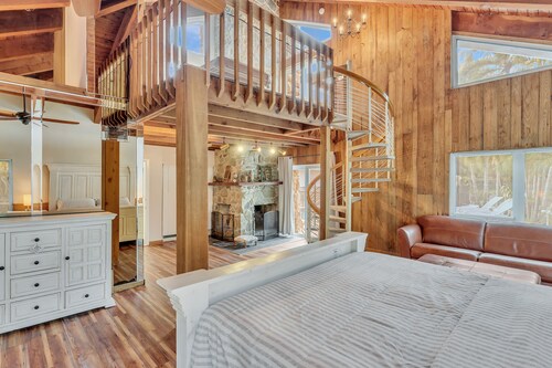 Hidden Getaway Pool Home on 1.5 acres near all. Sleeps 17. Pool, ping pong etc.