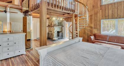 Hidden Getaway Pool Home on 1.5 acres near all. Sleeps 17. Pool, ping pong etc.