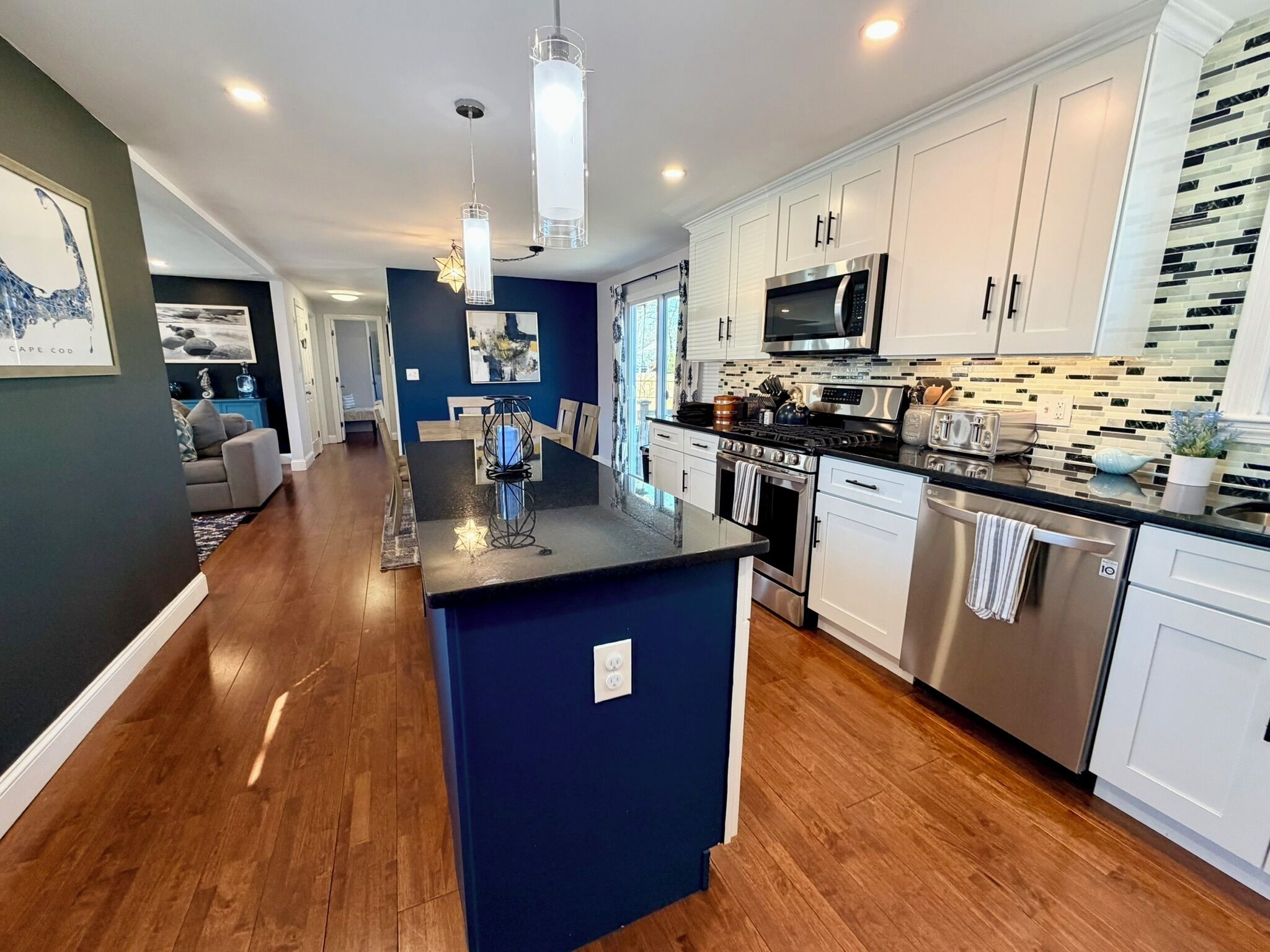 冷蔵庫、電子レンジ、オーブン、コンロ