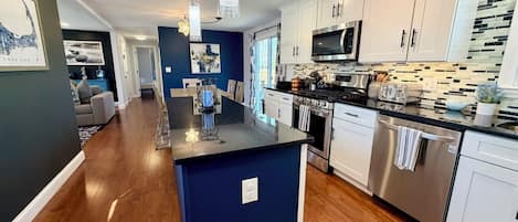 Refrigerador, microondas, horno, placa de cocina