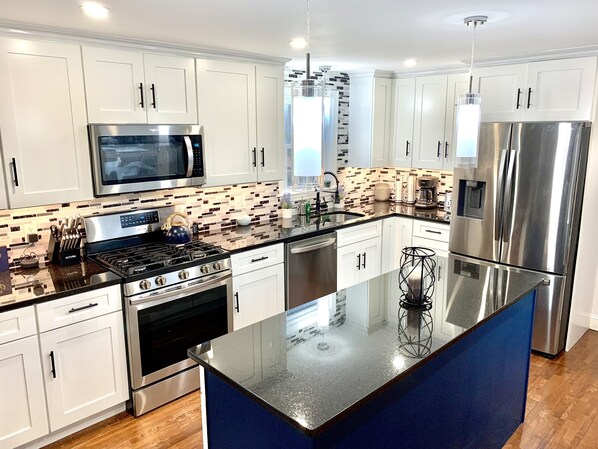 Refrigerador, microondas, horno y parrilla de estufa 