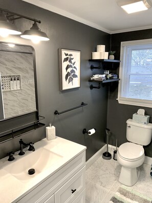 Ensemble baignoire-douche, serviettes fournies, savon, shampooing