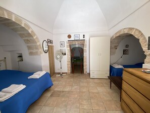 2 عدّة غرف نوم ومكواة/لوح كي وواي فاي مجانًا وملاءات أسرّة