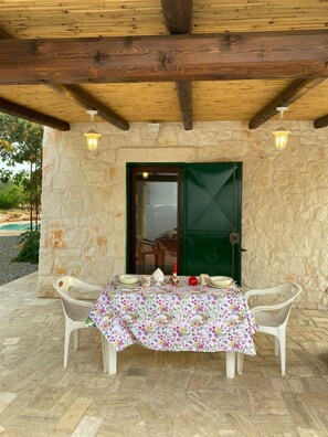 تناول الطعام بالخارج