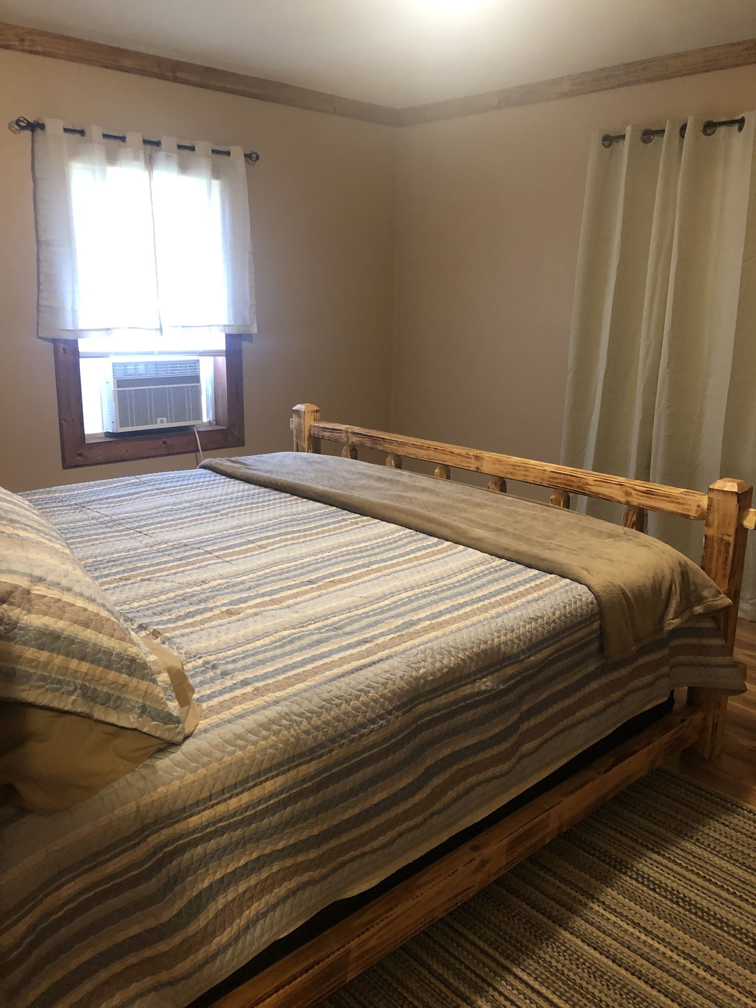 Cozy house close to public boat launch.