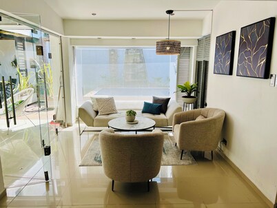 Central espaciosa y elegante con AC, Jacuzzi y 4 habitaciones en Pinares