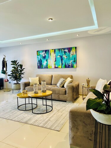 Central espaciosa y elegante con AC, Jacuzzi y 4 habitaciones en Pinares