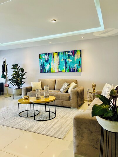 Central espaciosa y elegante con AC, Jacuzzi y 4 habitaciones en Pinares