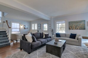 Smart TV, fireplace, books - Charming Home in Hearth of Town, Yard, Fire Table, Grill, Free Parking (Bar Harbor)