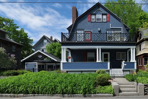 Charming 5 BDR/4BA home in the Heart of Bar Harbor